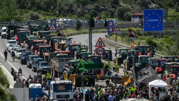 Agricultores españoles y franceses bloquean la frontera, en recta final de las elecciones europeas