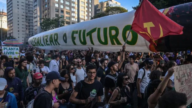 Miles de brasileños marchan por legalización de la marihuana | Acento