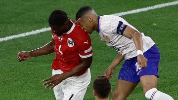 Mbappé se fractura la nariz y jugará con máscara