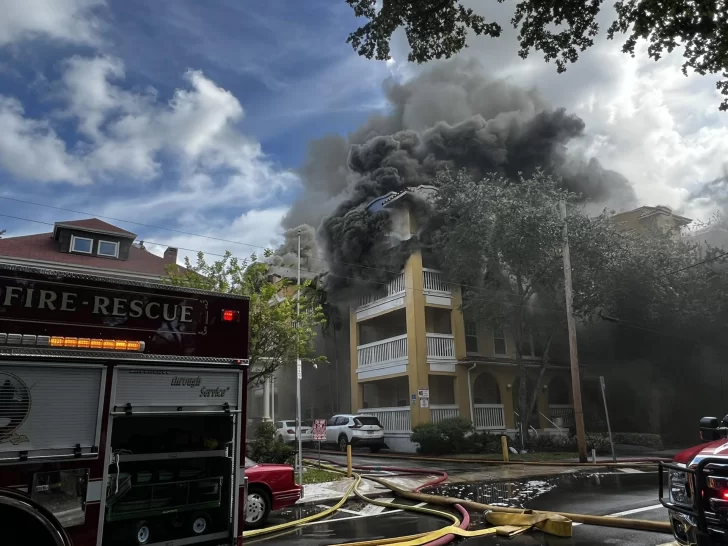 Bomberos de 40 unidades trabajan para sofocar mayor incendio en Miami en 25 años