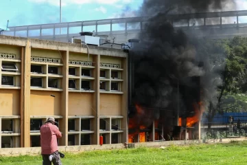 Manifestantes contra las subidas de impuestos asaltan e incendian el Parlamento de Kenia