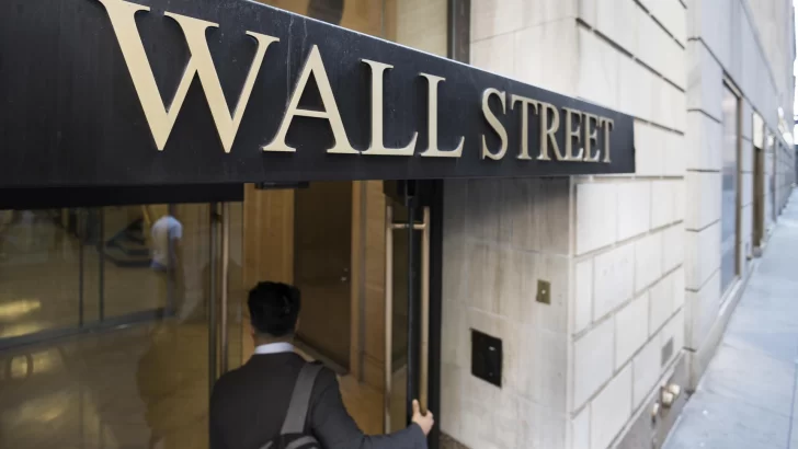 Wall Street cierra en leve alza antes de reunión de la Fed