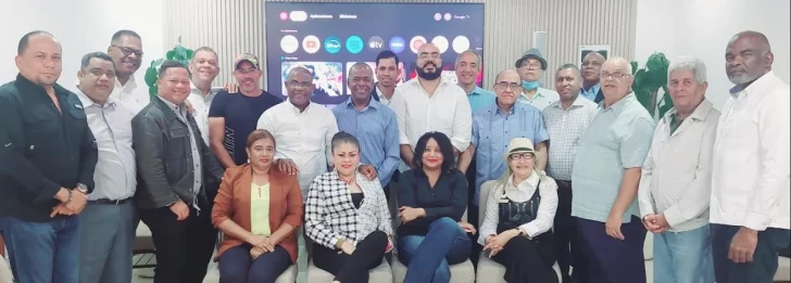 2.-Manuel-Quiterio-Cedeno-y-Livio-Mariano-Cedeno-junto-los-periodistas-que-participaron-en-la-conferencia.-728x261