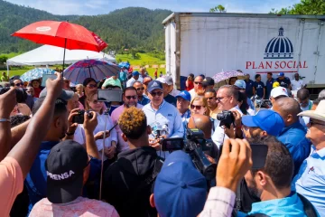 Familias afectadas por las lluvias en Constanza reciben más ayuda gubernamental