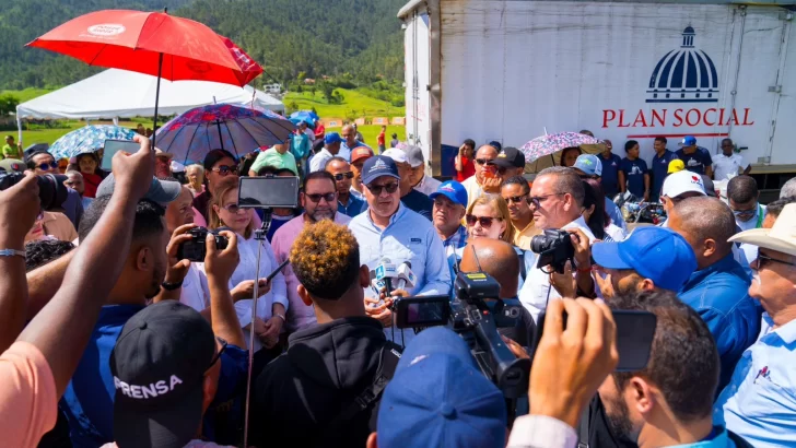 Familias afectadas por las lluvias en Constanza reciben más ayuda gubernamental