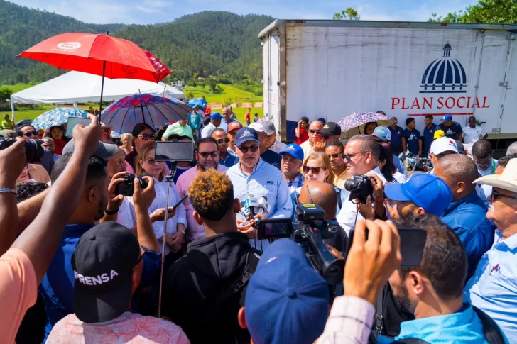 Familias afectadas por las lluvias en Constanza reciben más ayuda gubernamental