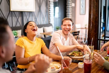 Las personas que pagan para comer con desconocidos y así combatir la soledad