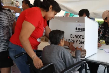 Mexicanos votan desde temprano con la expectativa de una elección histórica