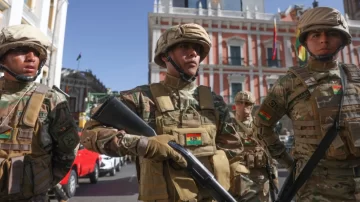 La historia de Bolivia como 'el país con más intentos de golpe de Estado' desde 1950 (y por qué su crisis actual sorprende a los expertos)