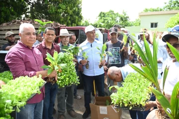 Gobierno inicia apoyo a productores afectados por tornado en Cibao central
