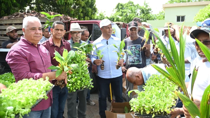 Gobierno inicia apoyo a productores afectados por tornado en Cibao central