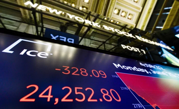 Wall Street cierra en mixto una sesión histórica para el S&P 500 que acabó desinflándose