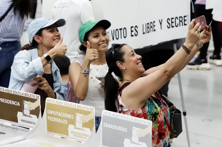 Las mexicanas se muestran 'orgullosas' de votar por la primera presidenta del país