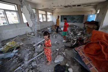 Israel bombardea un campo de refugiados en Gaza, al cumplirse ocho meses de la guerra con Hamás