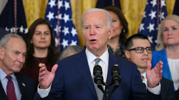 Joe Biden allana el camino para regularizar a cientos de miles de migrantes 