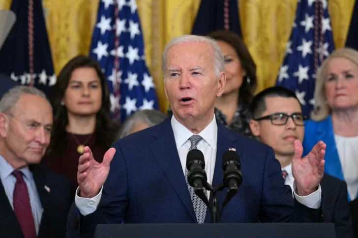 Joe Biden allana el camino para regularizar a cientos de miles de migrantes 