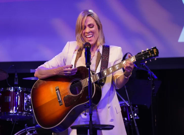 Sheryl Crow o cómo llenar un escenario con una voz y una guitarra