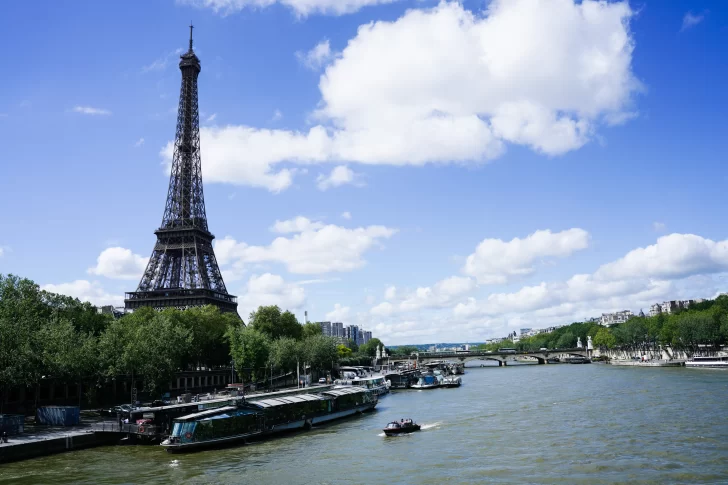 AFP__20240516__HL_DDORKO_2386883__v1__HighRes__FranceParisMonumentEiffelTowerSeine-728x485