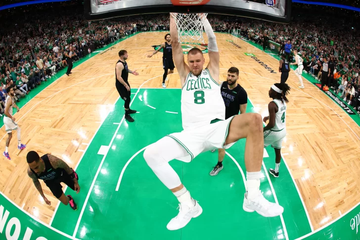 Porzingis regresa como un héroe y Boston arrasa a Dallas