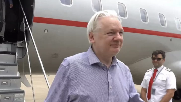 Julian Assange llega a territorio de EEUU para sellar el acuerdo negociado