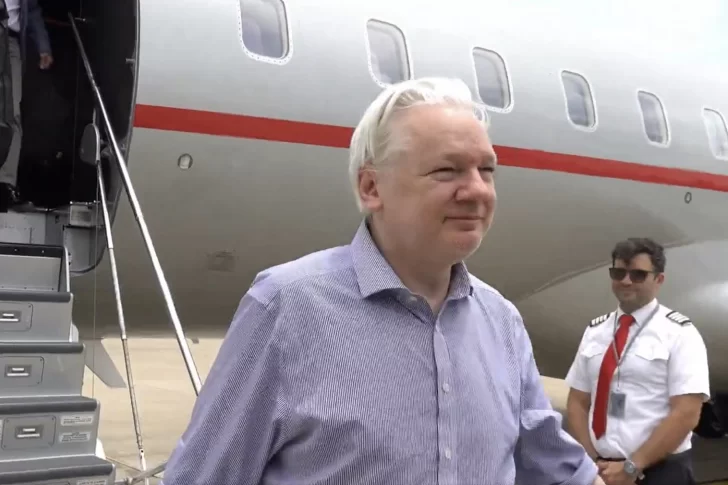 Julian Assange llega a territorio de EEUU para sellar el acuerdo negociado