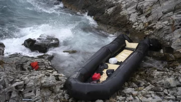 ’BBC' señala a guardacostas griegos de causar la muerte de decenas de migrantes; el Gobierno lo niega