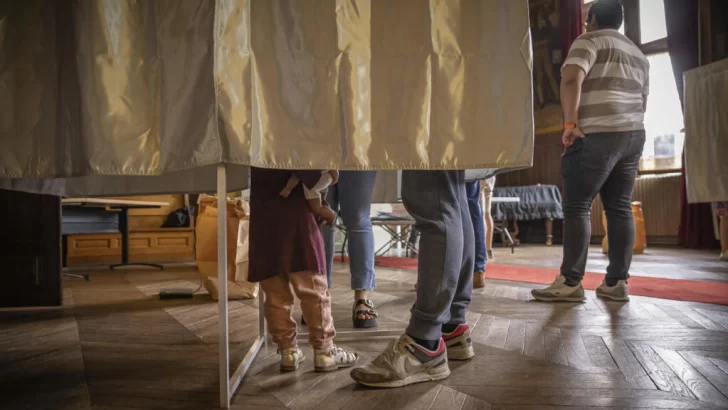 Francia: la participación se dispara en legislativas anticipadas