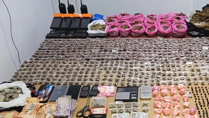 Confiscan armas de fuego, drogas y dinero en efectivo