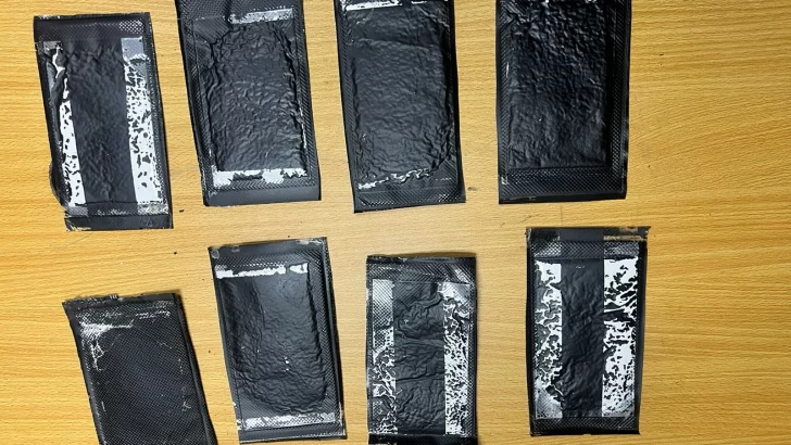 Autoridades hallan varios estuches de mangas de protección solar rellenos de cocaína