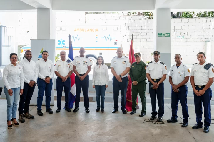 EGE Haina dona equipo a los bomberos de San Cristóbal