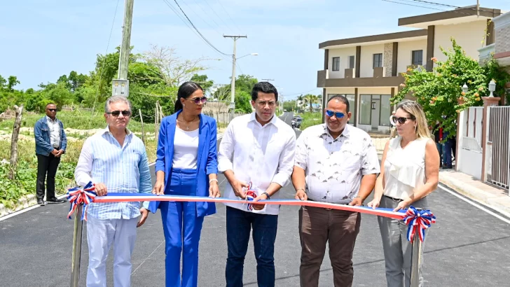 Turismo entrega calles asfaltadas en Bayahíbe