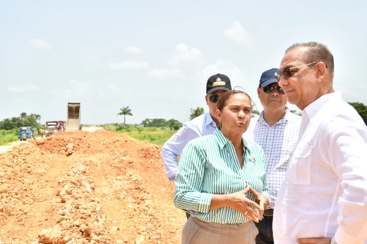 Deligne Ascención informa de avances en la construcción de circunvalaciones de San Francisco y de Nagua