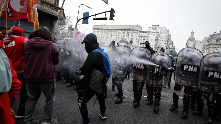 Dura represión en Argentina contra ciudadanos que rechazan las reformas económicas y laborales de Milei