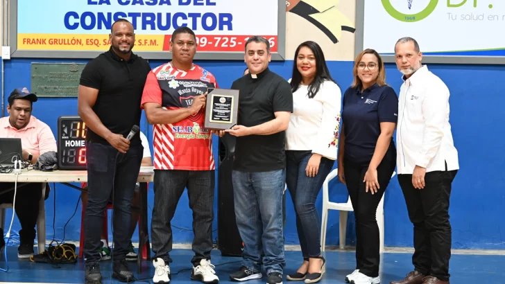 Club deportivo reconoce aportes del rector de la UCNE