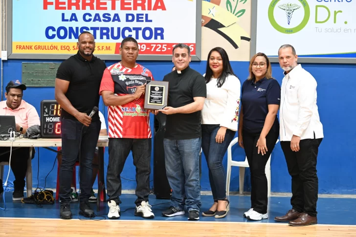 Club deportivo reconoce aportes del rector de la UCNE