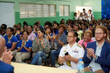 Estudiantes-meritorios-de-liceo-en-SDO-reconocidos-por-Dominicanos-residentes-en-Estados-Unidos-1-728x485