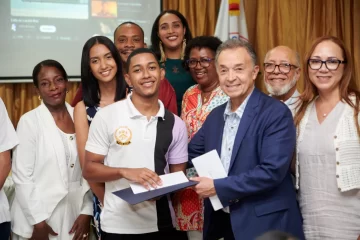 Estudiantes meritorios de liceo en SDO reconocidos por dominicanos residentes en Estados Unidos