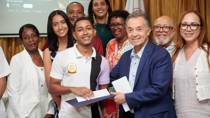 Estudiantes meritorios de liceo en SDO reconocidos por dominicanos residentes en Estados Unidos