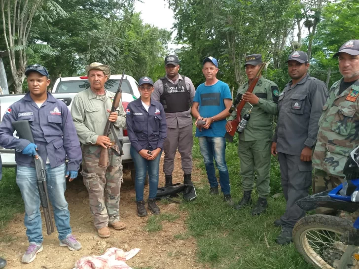 Detenido un hombre que estaba cazando ejemplares de paloma morada en una reserva natural