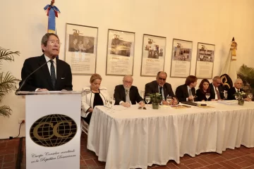 Foto-2-El-decano-Fernando-Gonzalez-presenta-el-informe-anual.-A-su-lado-la-directiva.-728x485