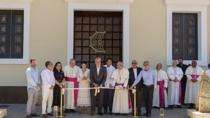 Abinader y el ministro Collado entregan remozado museo de la Catedral