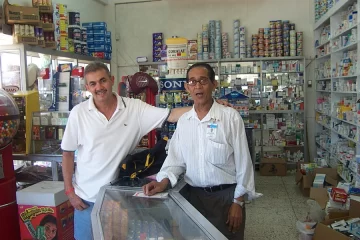 Hilman-Montes-de-Oca-en-la-Farmacia-Santa-Rosa.-Le-acompana-Andres-Perez-y-Perez-uno-de-sus-pupilos-hoy-ingeniero-y-docente-en-Estados-Unidos.-728x485