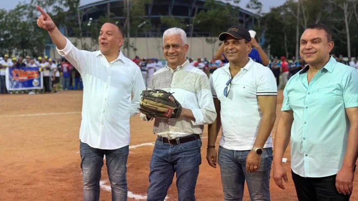 Asociación de Softball de Sánchez Ramírez reconoce a Ricardo de los Santos 