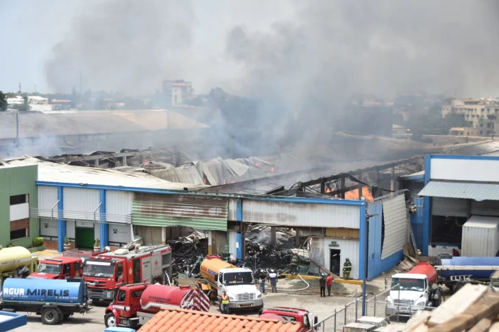 Incendio en la autopista Duarte afectó tres empresas; bomberos afirman está sofocado en un 80 %