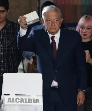 López Obrador ejerce su derecho en las urnas mexicanas