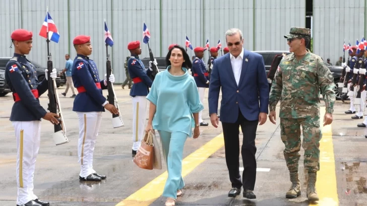 El presidente dominicano llega a Panamá para acudir a la toma de posesión de Mulino