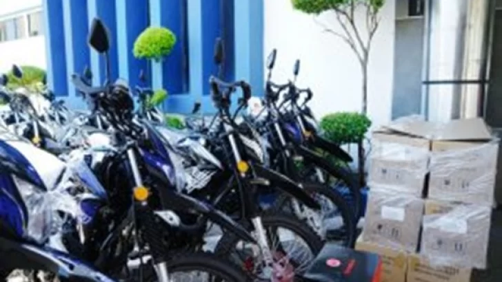 Salud Pública entrega 50 motocicletas y equipos de fumigación a las DPS-DAS
