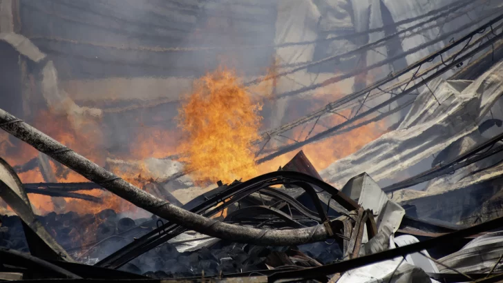 Incendio en ferretería de Samaná deja dos jóvenes muertos