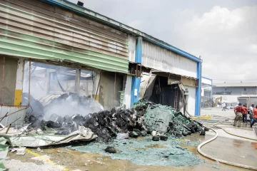 911: Drones fueron vitales para controlar incendio en nave industrial de autopista Duarte