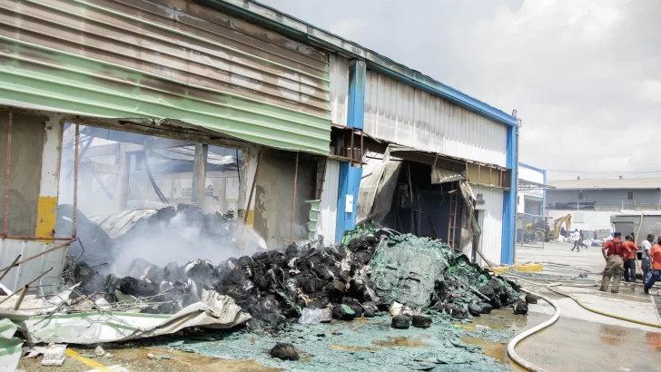 911: Drones fueron vitales para controlar incendio en nave industrial de autopista Duarte